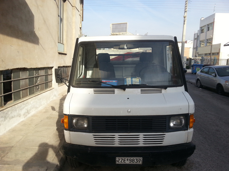 To φορτηγό Mercedes 410 που έκλεψαν χθες στο Περιστέρι...