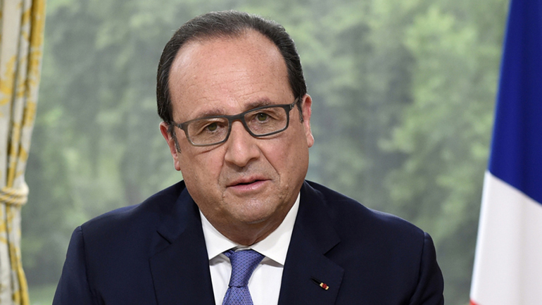 Ο Ολάντ αποσύρει το σχέδιό του για αναθεώρηση του συντάγματος