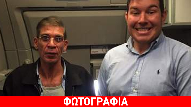 Ποιος είναι ο χαμογελαστός άνδρας που έβγαλε selfie με τον αεροπειρατή