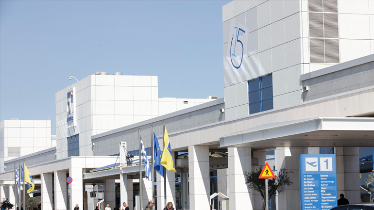 Η πρόσοψη του κύριου αεροσταθμού με τον λογότυπο της 15ετίας