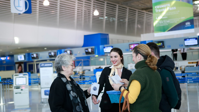 Ειδικές επετειακές προβολές στους εξωτερικούς πύργους του αεροσταθμού