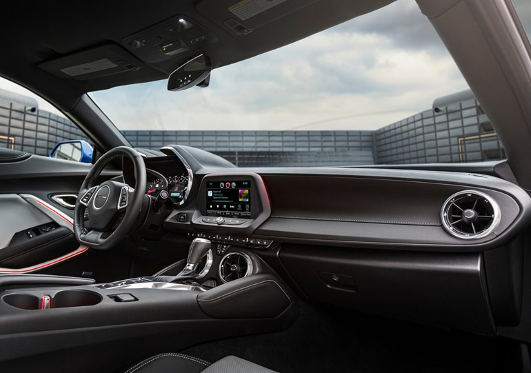 Στην κεντρική κενσόλα δεσπόζει η οθόνης αφής...