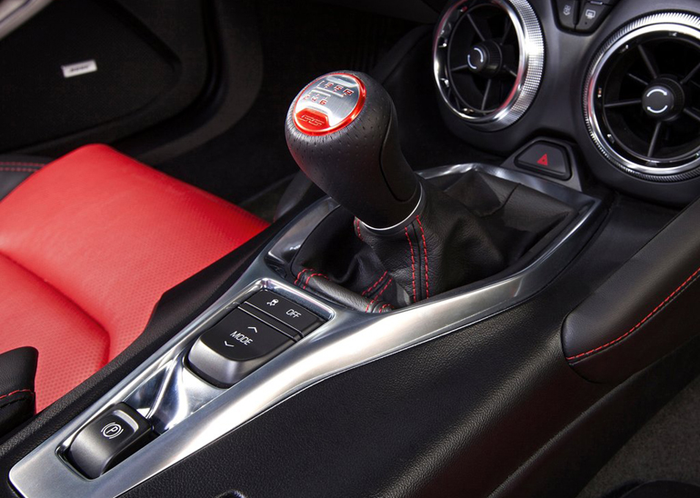 Με το εξάρι μηχανικό κιβώτιο ταχυτήτων οι επιδόσεις είναι καλύτερες...