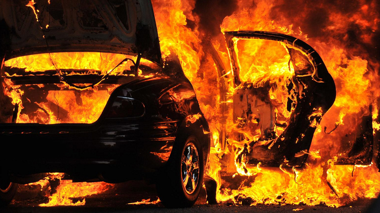 «Λαμπάδιασε» Ι.Χ. στην Πάτρα