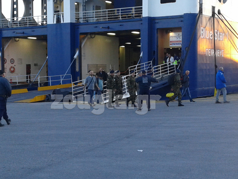 Στο σημείο βρίσκονται αστυνομικές δυνάμεις και πυροτεχνουργοί