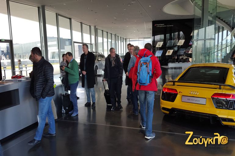 Οι Έλληνες δημοσιογράφοι μόλις έχουν φτάσει στις εγκαταστάσεις της πίστας...