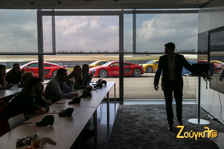 Το... μάθημα αρχίζει με τον εκπαιδευτή της 'ελληνικής' Audi Κώστα Μανούσο να μας ενημερώνει σχετικά με το αυτοκίνητο...