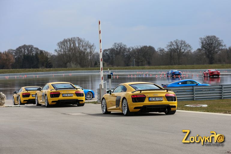 Τα αυτοκίνητα μπαίνουν στο ειδικά διαμορφωμένο βρεγμένο οδόστρωμα για τις πρώτες δοκιμασίες...