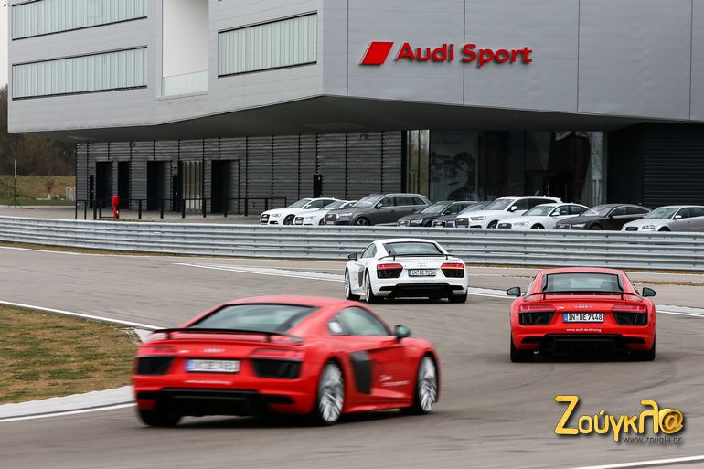 Μπροστά ο εκπαιδευτής και πίσω οι δημοσιογράφοι...