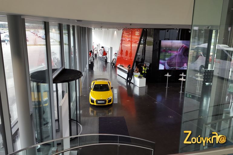 Φτάνεις στη νέα πίστα της Audi, μπαίνεις σε αυτό το κτήριο και αντικρίζεις αυτή την εικόνα...