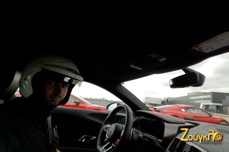 Για να οδηγήσεις στην πίστα πρέπει να φορεσεις προστατευτικό κράνος...