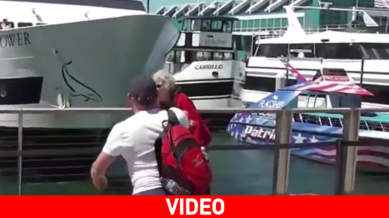 Πλοίο καρφώνεται με ορμή σε προβλήτα με τουρίστες