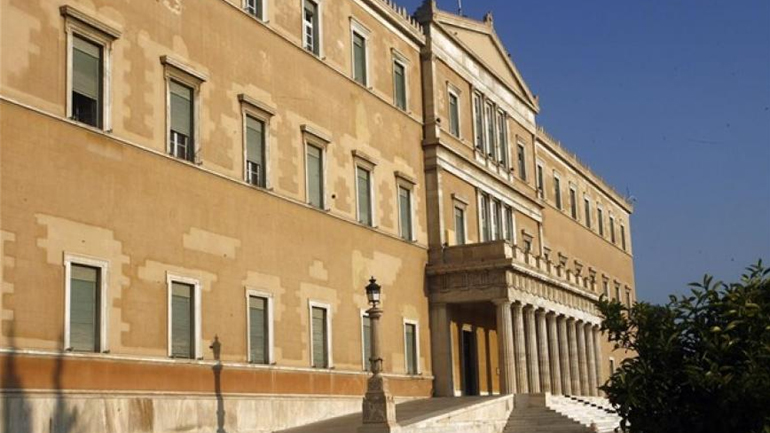 Υπερψηφίστηκε το νομοσχέδιο για τους πρόσφυγες – Καταψήφισε η Κατριβάνου, «παρών» η Χριστοδουλοπούλου