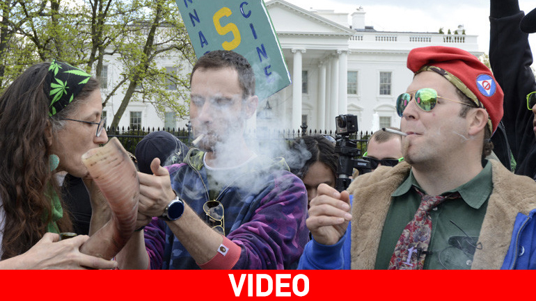 Κάπνισαν μαριχουάνα μπροστά από τον Λευκό Οίκο