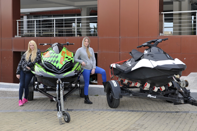 Τα Jet Ski παρκαρισμένα... έξω από το Δημαρχείο Παριστερίου...