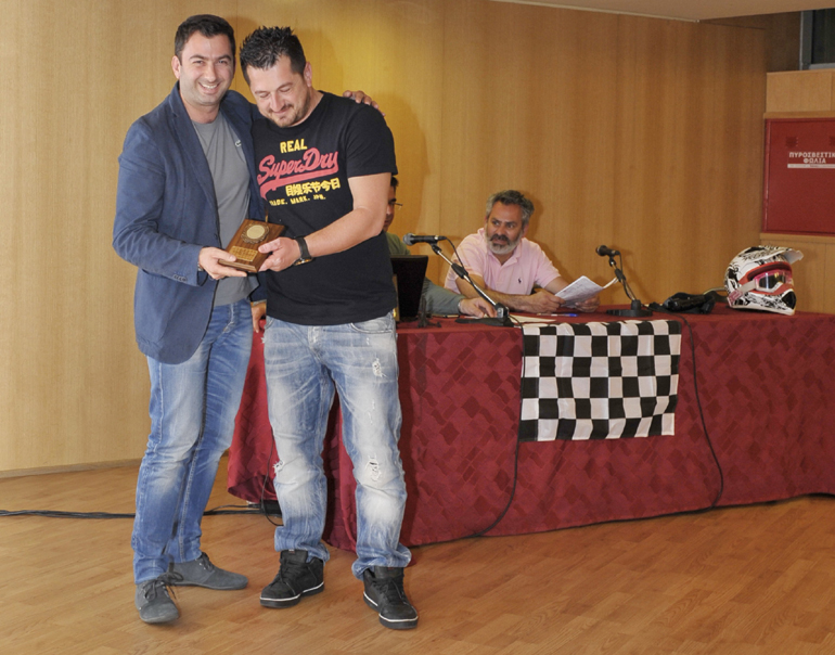 Ο πρόεδρος της ΕΛΤ Παντελής Πολίτης τίμησε το zougla.gr για την προσφορά του στο χώρο των αγώνων Jet Ski...