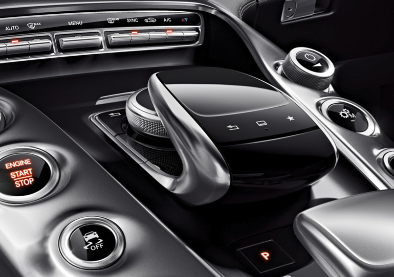 Με αυτό το σχεδιαστικά προχωρημένο... έργο τέχνης εκτελείς εντολές στην οθόνη που βρίσκεται στην κεντρική κονσόλα!