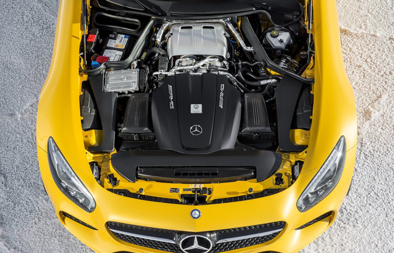 Ο κινητήρας των 4.0 λίτρων καλύπτει όλο το μέρος κάτω από το εμπρός καπό... 