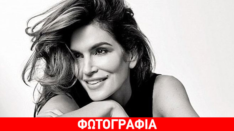 Cindy Crawford: Η αρετουσάριστη φωτογραφία με μαγιό που θα σας αφήσει με το στόμα ανοιχτό