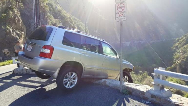 Γλίτωσε από τον γκρεμό και τον πάτησε λεωφορείο!