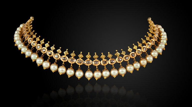 Ελευσίνα: Έριξαν το όχημα στην τζαμαρία και «ξάφρισαν» κοσμήματα