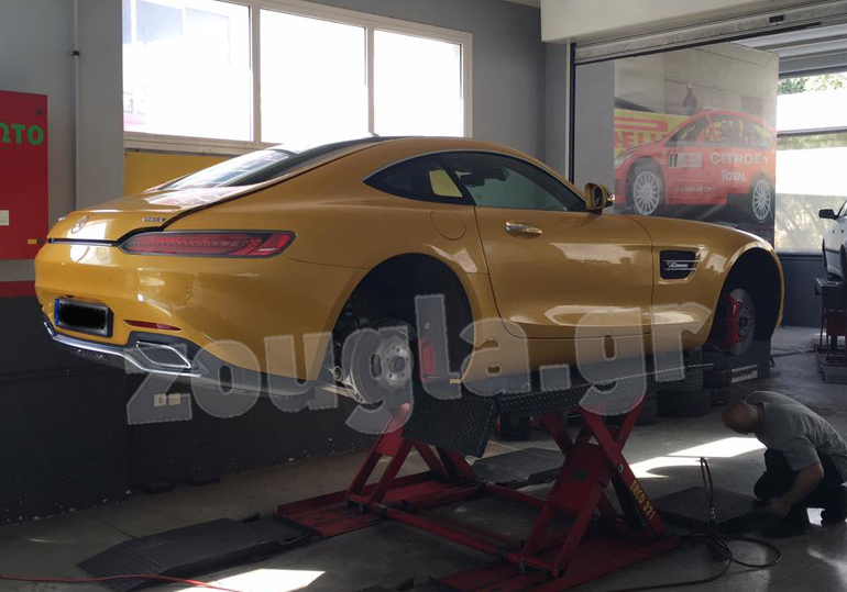 Η κίτρινη επιβλητική AMG GT S στο βουλκανιζατέρ για αλλαγή ελαστικών Pirelli.. 