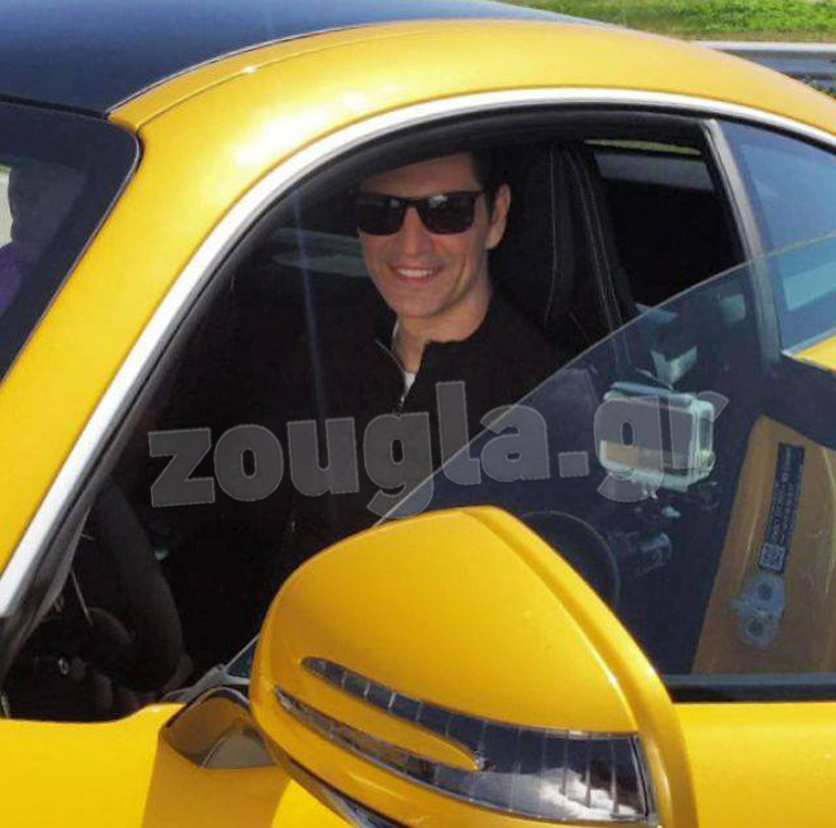 Από αυτήν τη φωτογραφία καταλαβαίνεις αν ο Σάκης Ρουβάς ευχαριστήθηκε τη βόλτα... Και ποιος δεν θα την ευχαριστιόταν! 