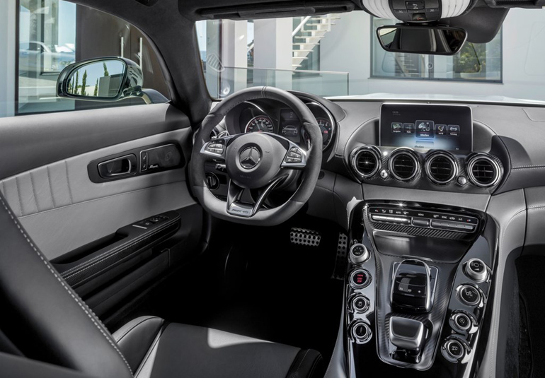 Το V στην κεντρική κονσόλα με τα 8 κουμπιά (δύο απο κάθε πλευρά) θυμίζει τον V8 κινητήρα της Mercedes των 510 ίππων...