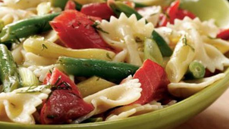 Πολύχρωμη σαλάτα με φαρφάλες και λαχανικά