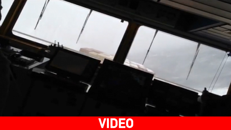 «Κύματα-θηρία» παρασύρουν πλοίο