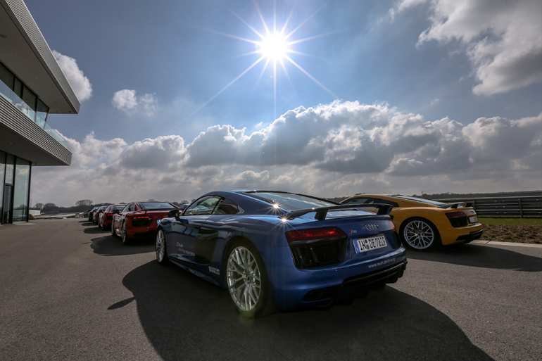 Όσοι το σκέφτεστε οργανώστε την εκδρομή με φίλους καθώς θα μπορείτε να οδηγήσετε και ομαδικά στην πίστα...