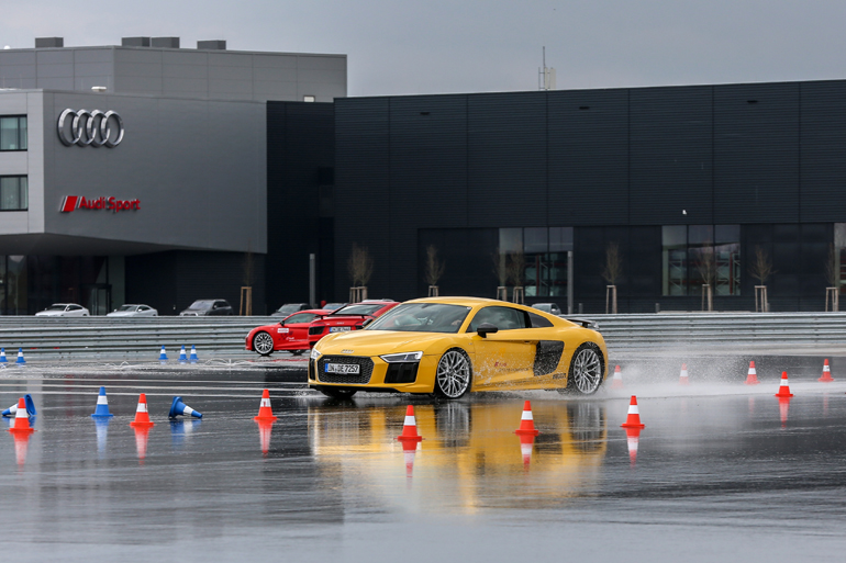 Η εκπαίδευση γίνεται και σε βρεγμένο οδόστρωμα...