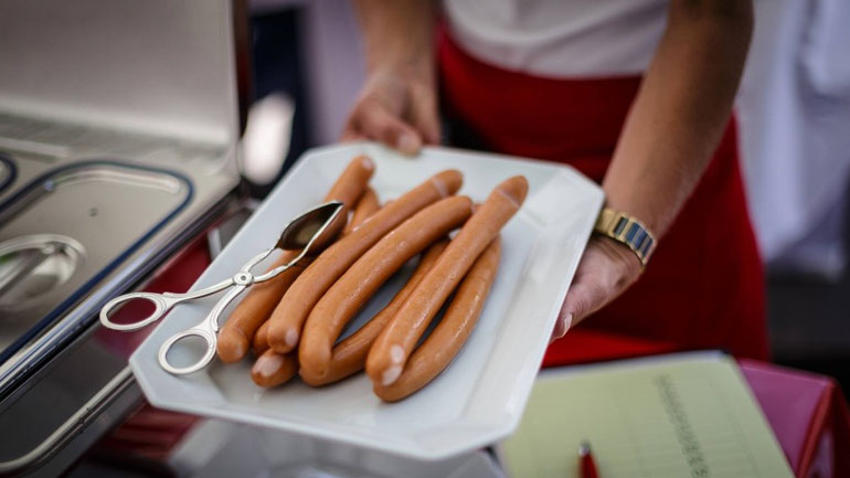 Τσακώθηκαν για το φαγητό οι μέτοχοι της Daimler AG