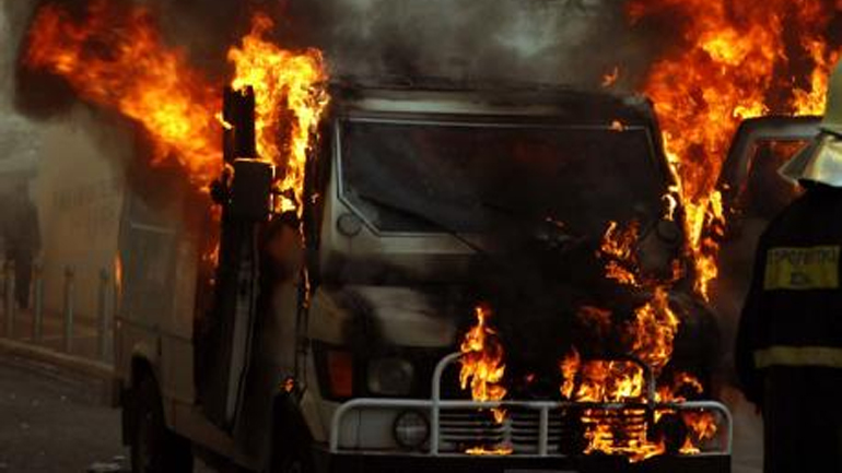 Πάτρα: «Λαμπάδιασε» αυτοκίνητο στα Ζαρουχλέικα – Σώος ο οδηγός