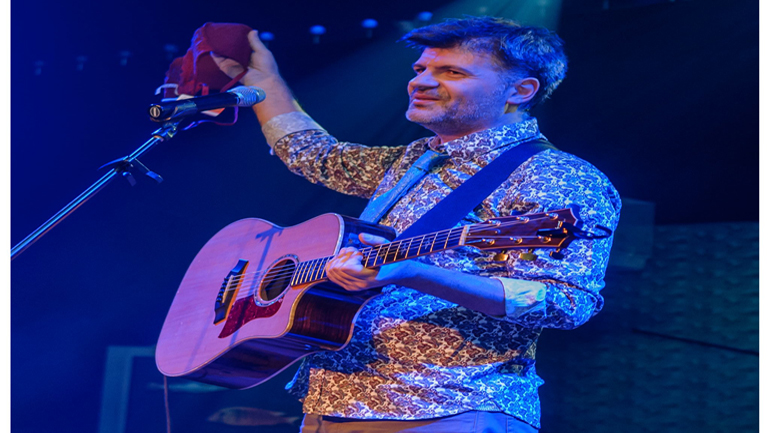 Ο Φοίβος Δεληβοριάς live στο club του Μύλου