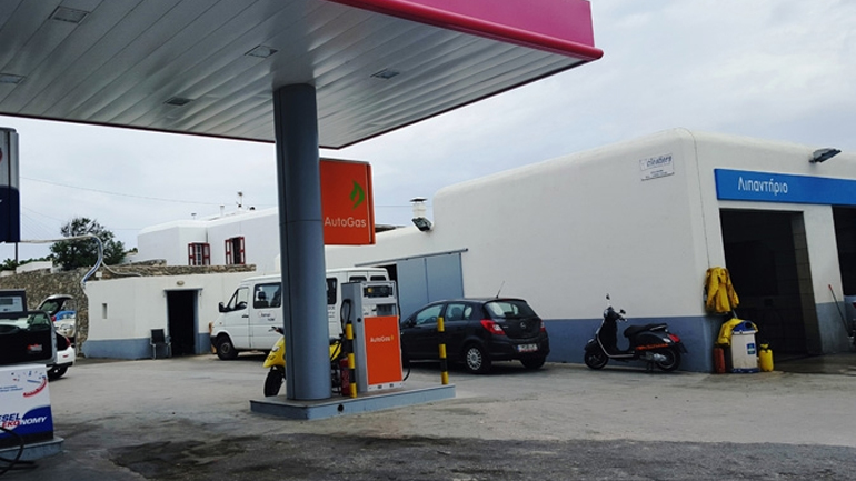 Εξαρθρώθηκε σπείρα που λήστευε οδηγούς αυτοκινήτων και πρατήρια υγρών καυσίμων