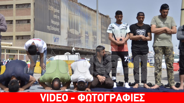 Πρόσφυγες προσεύχονται στο λιμάνι του Πειραιά και αρνούνται να αποχωρήσουν