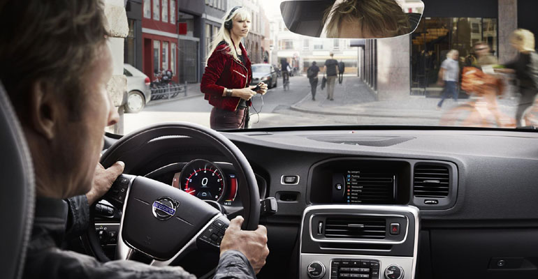 Ανιχνεύει οχήματα, πεζούς και ποδηλάτες πατώντας αυτόματα το φρένο