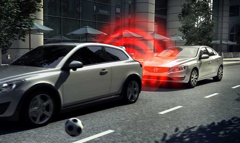 Το City Safety αποτρέπει συγκρούσεις ενεργοποιώντας αυτομάτως τα φρένα σε ταχύτητες έως και 50 χλμ./ώρα