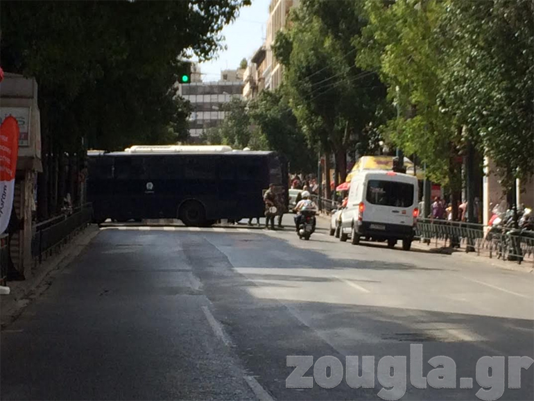 Κλούβα των ΜΑΤ μπλοκάρει την είσοδο στο Ζάππειο