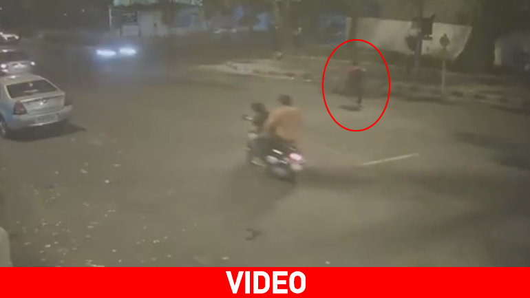 Ινδία: Καρέ καρέ η παράσυρση πεζού από διερχόμενο αυτοκίνητο