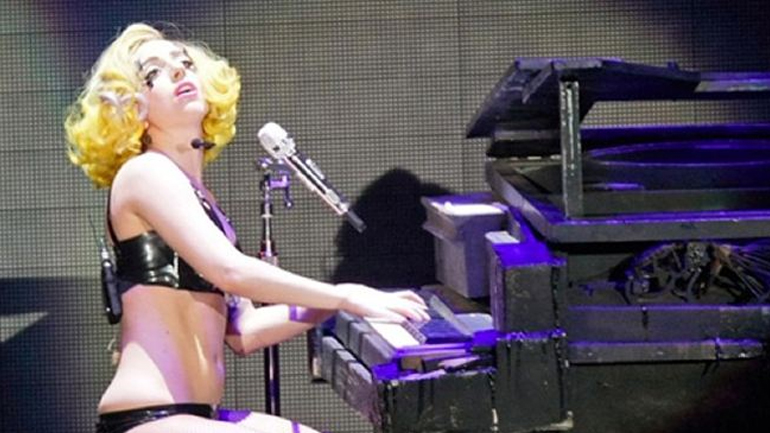 Lady Gaga: Βγάζει στο… σφυρί το πρώτο της πιάνο!
