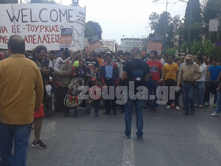 Οι διαδηλωτές, μετανάστες και αλληλέγγυοι, έξω από τα γραφεία της Ε.Ε.