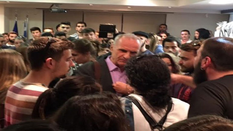 Κατάληψη από φοιτητές στο επιμελητήριο Αγρινίου πριν την ομιλία της Ρ. Αντωνοπούλου