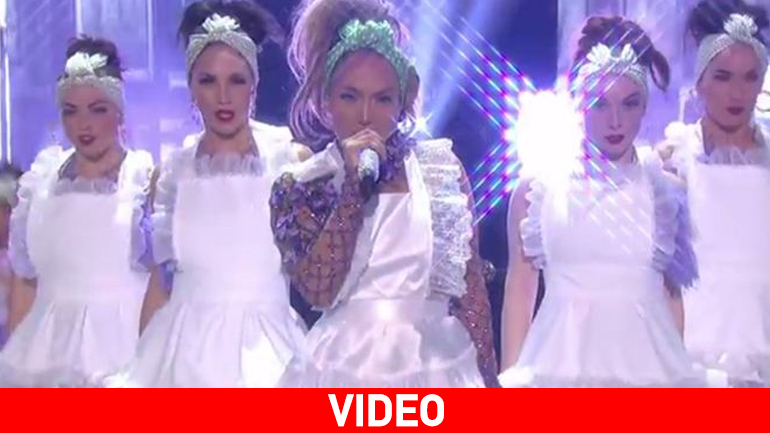 Jennifer Lopez: Ντύθηκε σέξι νοικοκυρά και ξεσήκωσε το κοινό