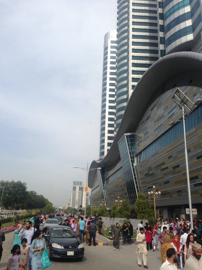 Οι πολίτες τρομαγμένοι έχουν βγει στους δρόμους του Ισλαμαπάντ, της πρωτεύουσας του Πακιστάν