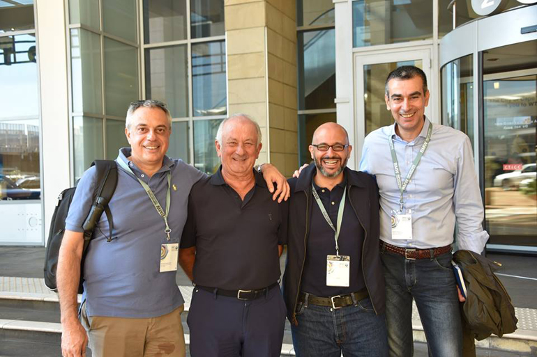 Ο Σταύρος Παρασκευαίδης (αριστερά) με στελέχη της BMW και τον Σπύρο Φιλίππα (τέρμα δεξιά)...