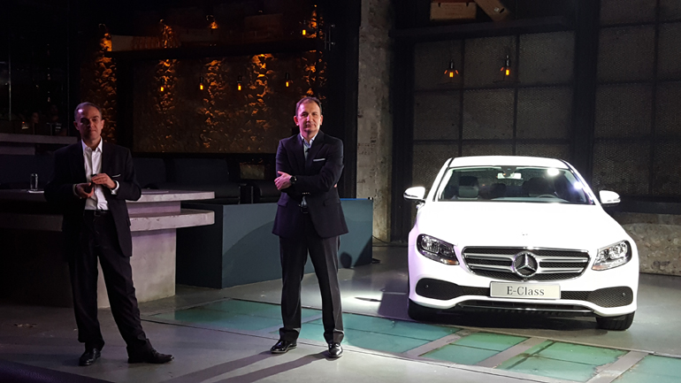 O Ιωάννης Καλλίγερος (αριστερά), ο Νίκος Πρέζας και στα δεξιά η ολοκαίνουργια Mercedes E-Class...