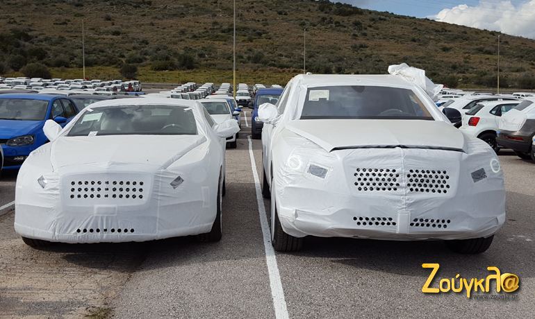 Δεξιά η Bentayga και αριστερά μία coupe σπορ Bentley. Και οι δύο καλυμμένες με προστατευτικά μέχρι να ετοιμαστούν για να παραδοθούν σε πελάτες...  
