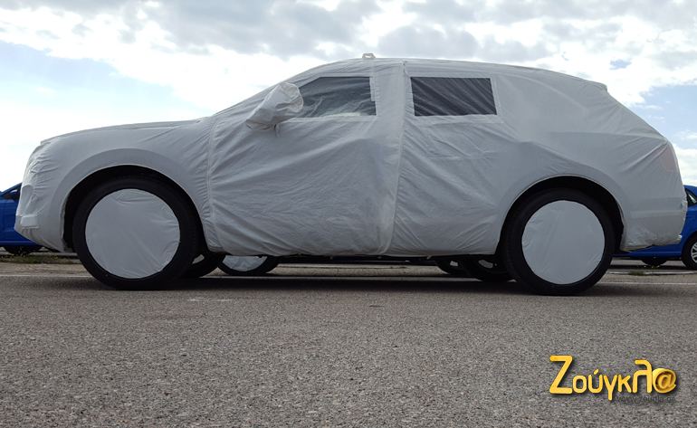 Κάτω από τα προστατευτικά βρίσκεται η Bentley των σχεδόν 5.2 μέτρων! 